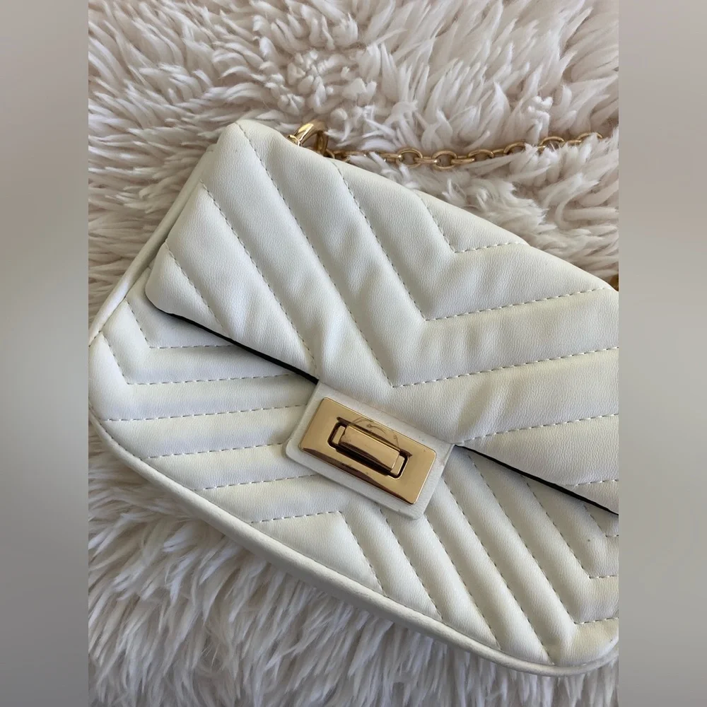 Forever 21 White Quilted Crossbody Bag with Gold Chain - Picture 4 of 6
